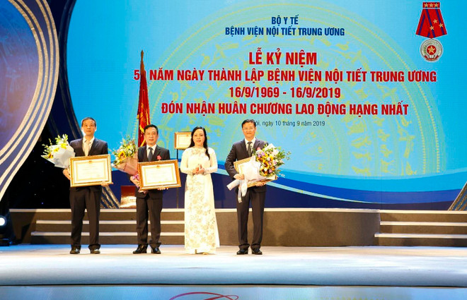 Bộ trưởng Bộ Y tế Nguyễn Thị Kim Tiến trao Huân chương Lao động của Chủ tịch nước tặng 1 tập thể và 2 cá nhân của Bệnh viện Nội tiết Trung ương. (Ảnh: Dương Ngọc/TTXVN) Bệnh viện Nội tiết Trung ương đón nhận Huân chương Lao động hạng Nhất ảnh 4