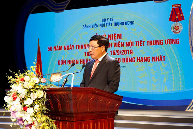 Phó Thủ tướng, Bộ trưởng Bộ Ngoại giao Phạm Bình Minh phát biểu. (Ảnh: Dương Ngọc/TTXVN) Bệnh viện Nội tiết Trung ương đón nhận Huân chương Lao động hạng Nhất ảnh 1