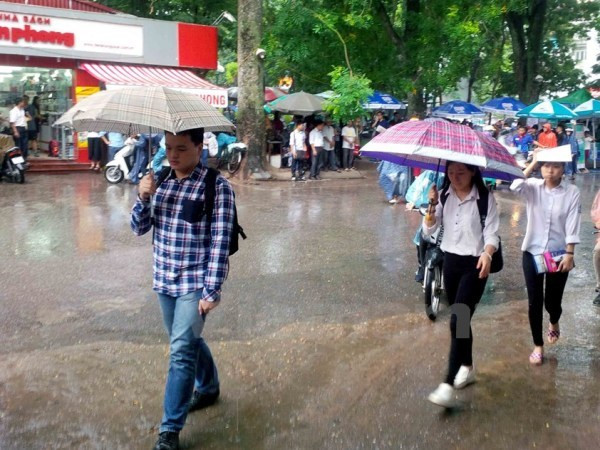 Nhiều khu vực có mưa dông trong ngày thi đầu tiên THPT quốc gia ảnh 1