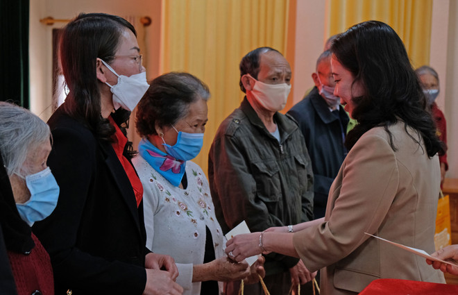 Phó Chủ tịch nước tặng quà gia đình chính sách tại tỉnh Lâm Đồng ảnh 1