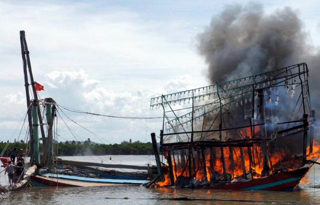Cháy hai tàu cá công suất lớn, thiệt hại nhiều tỷ đồng ảnh 1