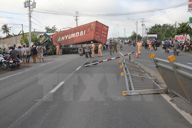 Kỹ năng lái xe sống còn tránh va chạm với “hung thần container” ảnh 1