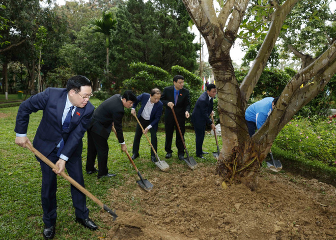 Chủ tịch Quốc hội Vương Đình Huệ trồng cây tại Khu Di tích Lịch sử Quốc gia Đặc biệt Kim Liên (xã Kim Liên, huyện Nam Đàn). (Ảnh: Nhan Sáng/TTXVN) TTXVN_2502ChutichQuochoi4.jpg