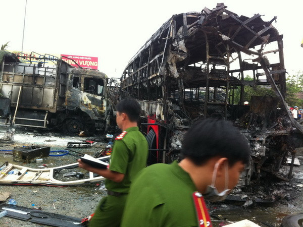 Hai xe khách đâm nhau bốc cháy dữ dội, ít nhất 10 người chết ảnh 1