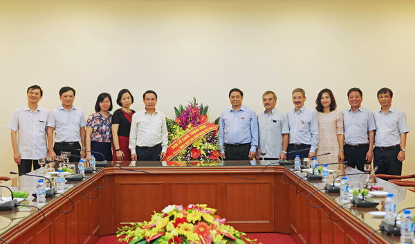 Đồng chí Phạm Minh Chính, Ủy viên Bộ Chính trị, Bí thư Trung ương Đảng, Trưởng Ban Tổ chức Trung ương, đến chúc mừng TTXVN. (Ảnh: Trọng Đạt/TTXVN) Đồng chí Phạm Minh Chính thăm, chúc mừng cán bộ và phóng viên TTXVN ảnh 1