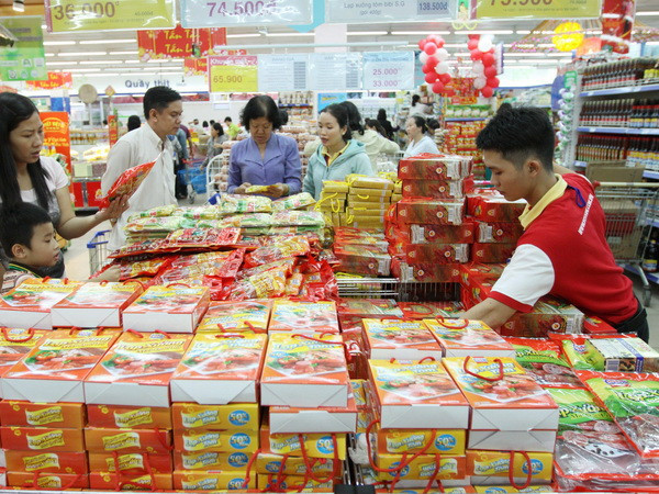 Mua sắm hàng hóa chuẩn bị Tết. (Ảnh: Thanh Vũ/TTXVN) Thủ tướng chỉ đạo đón Tết Nguyên đán an toàn, tiết kiệm ảnh 1