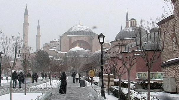 Tuyết rơi dày ở Thổ Nhĩ Kỳ làm tê liệt giao thông, đóng trường học ảnh 1