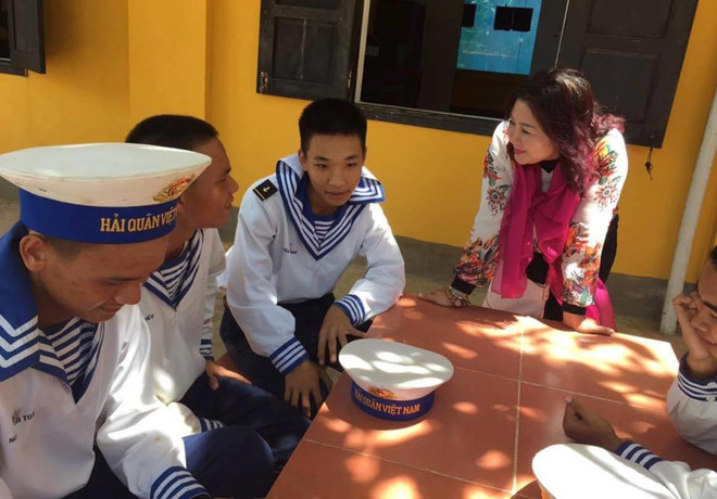 Bài 9: Những món quà bất ngờ từ đất liền gửi tới Trường Sa ảnh 1