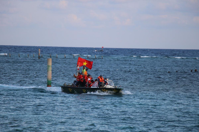 Bài 5: ‘Chở’ Luật… ra khơi, giúp ngư dân vững tin bám biển ảnh 1