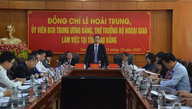 Thứ trưởng Bộ Ngoại giao Lê Hoài Trung phát biểu tại buổi làm việc. (Ảnh: Chu Hiệu/TTXVN) Sớm thí điểm đưa khách du lịch qua lại khu cảnh quan thác Bản Giốc ảnh 1