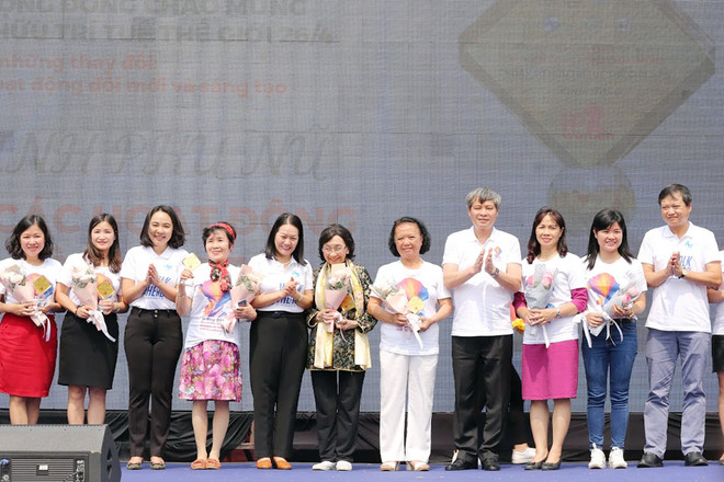 Trao kỷ niệm cho các nữ trí thức tiêu biểu. (Ảnh: M.Sơn/Vietnam+) Giới trẻ hào hứng hưởng ứng Ngày Sở hữu trí tuệ thế giới ảnh 2
