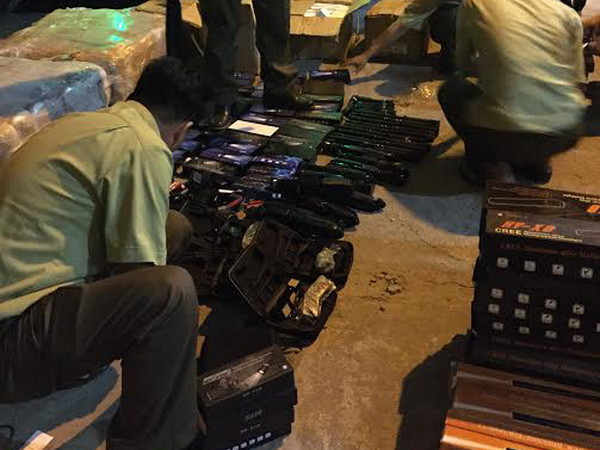 Quảng Nam: Bắt giữ xe chở nhiều vũ khí có độ sát thương cao ảnh 1