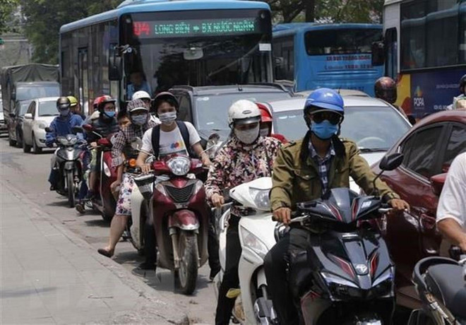 Nhiệt độ trong tháng Tư ở Hà Nội có ngày vượt mức kỷ lục, cao nhất trong 100 năm qua. (Nguồn: TTXVN) Chuyên gia khí tượng lý giải nguyên nhân nắng nóng kỷ lục ảnh 2