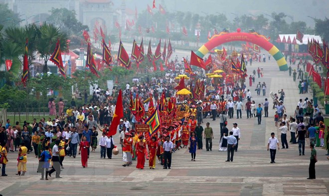 Đoàn rước kiệu và cung tiến lễ vật của các xã vùng ven về Đền Hùng. (Ảnh: Thanh Tùng/TTXVN) Sự kiện trong nước 23-29/4: Cả nước hân hoan với hàng loạt lễ hội ảnh 3