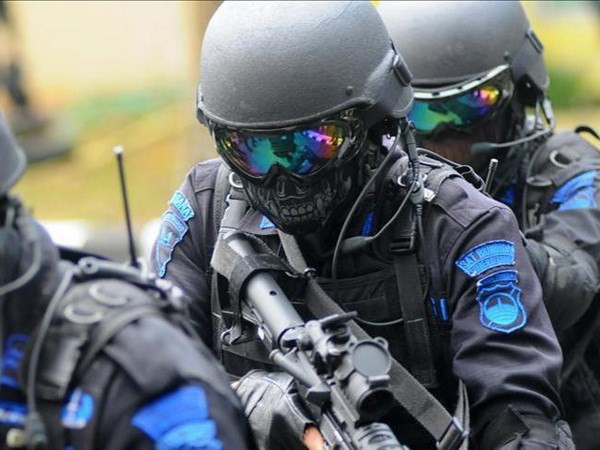 Lực lượng đặc nhiệm chống khủng bố Indonesia. (Nguồn: Reuters) Cảnh sát Indonesia bắt một đối tượng bị cáo buộc là thành viên IS ảnh 1