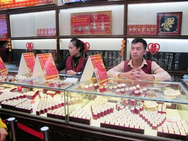 Chênh lệch giá vàng miếng SJC trong nước và quốc tế cos thời điểm lên tới 4,4 triệu đồng. (Ảnh: Đức Duy/Vietnam+) Sự kiện trong nước 5-11/12: Thêm một lãnh đạo vắng mặt, ra nước ngoài ảnh 4