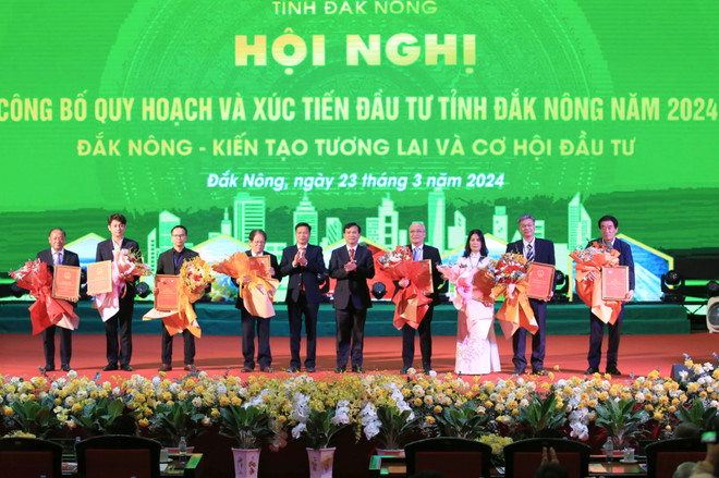Lãnh đạo tỉnh Đắk Nông trao 4 chủ trương đầu tư, chứng nhận đầu tư (với tổng số vốn đăng ký đầu tư hơn 1.700 tỷ đồng) và 4 dự án ký kết biên bản ghi nhớ hợp tác đầu tư, với tổng số vốn đăng ký đầu tư 8,4 tỷ USD (Ảnh: Minh Hưng/Vietnam+) dak nong 2.jpg