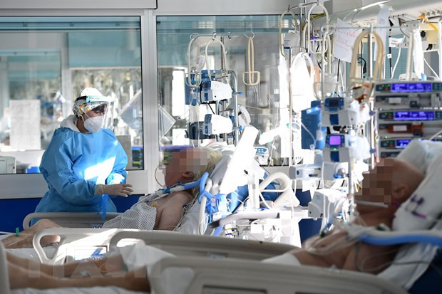 Nhân viên y tế điều trị cho bệnh nhân COVID-19 tại Italy. (Ảnh: AFP/TTXVN) Cơ quan y tế châu Âu theo dõi sát sao các biến thể mới của Omicron ảnh 1