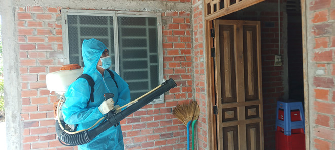 Phun thuốc diệt muỗi phòng sốt xuất huyết. (Ảnh: Huỳnh Phúc Hậu/TTXVN) Đồng Nai: Chủ động điều trị, giảm tối đa ca tử vong do sốt xuất huyết ảnh 1