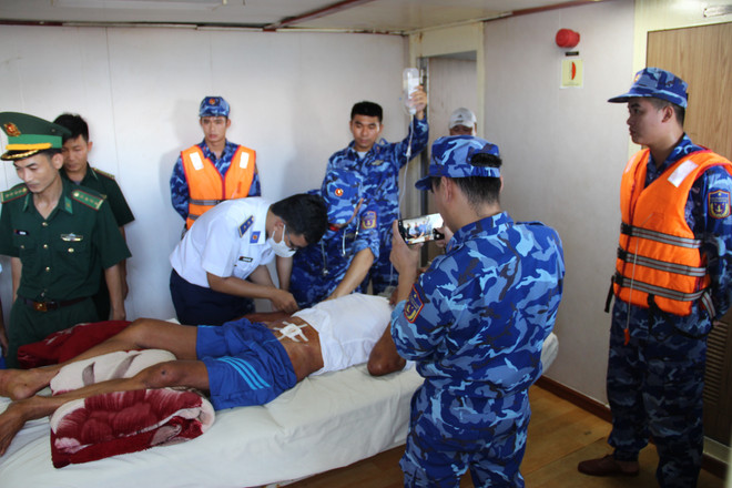 Khánh Hòa: Tàu Cảnh sát biển đưa 4 ngư dân mất tích vào bờ ảnh 2