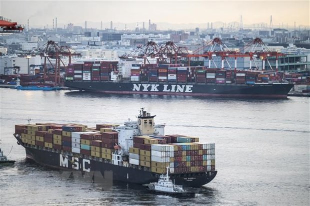 Tàu chở hàng cập cảng tại Tokyo, Nhật Bản. (Ảnh: AFP/TTXVN) ADB hạ dự báo tăng trưởng năm 2022 của khu vực châu Á đang phát triển ảnh 1