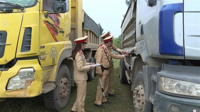 Lâm Đồng thu hồi phù hiệu 50 xe khách, xe tải chạy quá tốc độ ảnh 1
