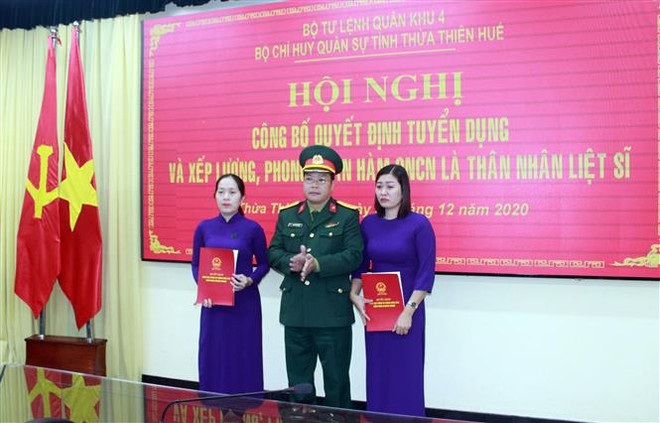 Vụ sạt lở Rào Trăng 3: Tuyển dụng, trao quân hàm cho thân nhân liệt sỹ ảnh 1