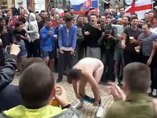 Fan cuồng cởi quần cổ vũ đội tuyển Anh thi đấu ở EURO 2016 ảnh 1