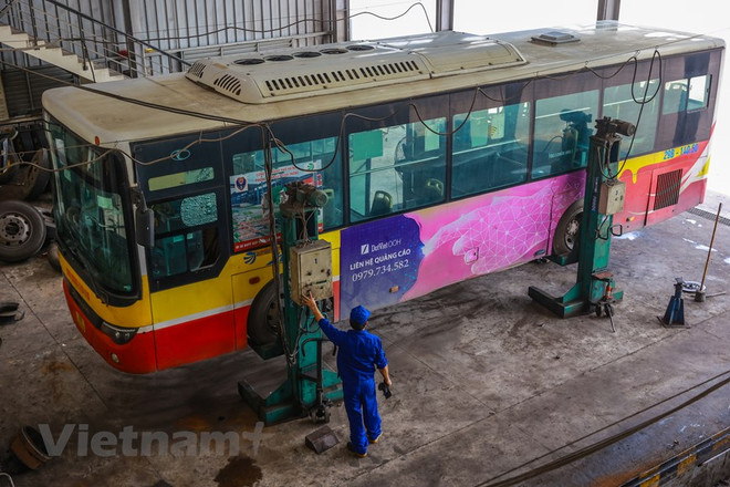 Những 'thầy thuốc' ngày đêm miệt mài 'khám chữa bệnh' cho xe buýt ảnh 2