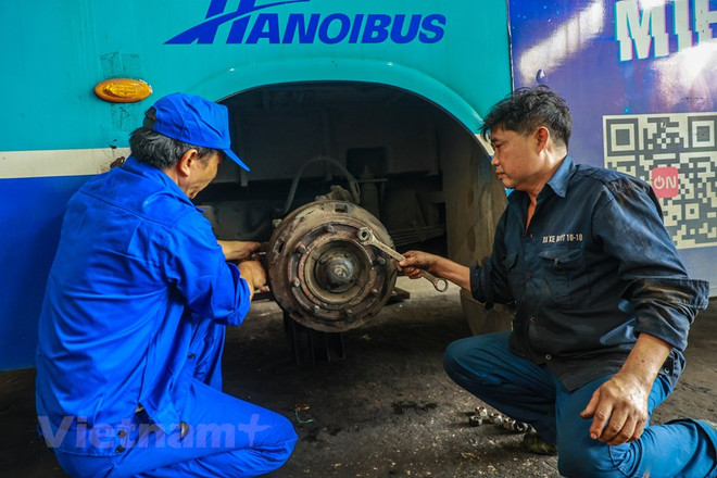 Những 'thầy thuốc' ngày đêm miệt mài 'khám chữa bệnh' cho xe buýt ảnh 1