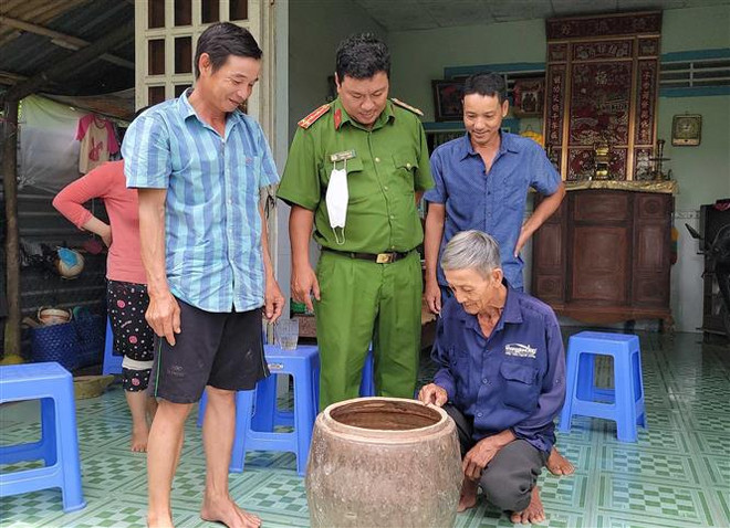 Bàn giao tê tê do người dân bắt được cho Vườn Quốc gia U Minh Thượng ảnh 1