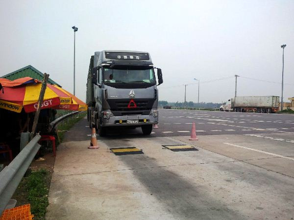 Phạt nặng xe quá tải: Lái xe sốc và ngất khi nhận biên lai ảnh 1