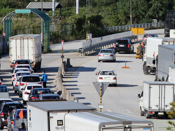 Hàn Quốc cho phép một nhóm dân sự của nước này tới Triều Tiên ảnh 1