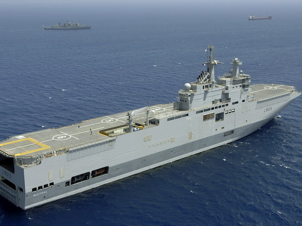 Tàu Mistral ở ngoài khơi bờ biển Larnaca khi đang trong hành trình tới Cyprus ngày 23/7/2006. (Nguồn: AFP/TTXVN) Nga mua tàu chiến Pháp tăng cường cho Hạm đội Biển Đen ảnh 1