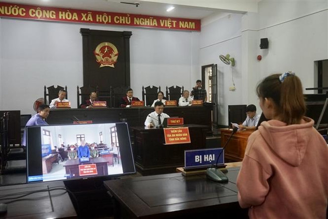 Quang cảnh phiên tòa. (Ảnh: Ngọc Minh/TTXVN) Đắk Nông lần đầu mở phiên tòa xét xử theo hình thức trực tuyến ảnh 1