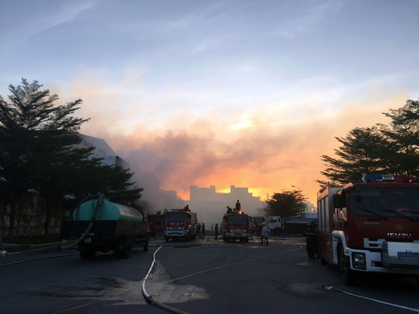 Bình Dương: Cháy bãi phế liệu kèm tiếng nổ lớn ở thị xã Thuận An ảnh 1