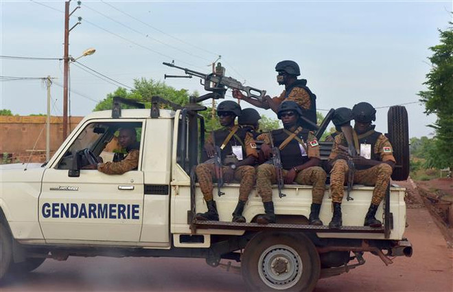 Binh sỹ Burkina Faso tuần tra tại Ouhigouya. (Ảnh: AFP/TTXVN) LHQ lên án các nhóm vũ trang vụ giết hại dân thường ở Burkina Faso ảnh 1