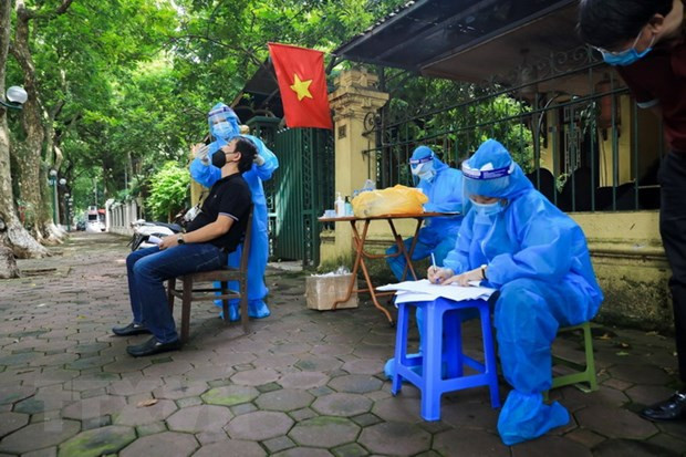 Phường Quán Thánh, quận Ba Đình tổ chức xét nghiệm cho người dân ngay trên con đường Phan Đình Phùng. (Ảnh: Thành Đạt/TTXVN) Bí thư thành ủy Hà Nội: Quyết tâm cao để sớm nới lỏng giãn cách xã hội ảnh 1