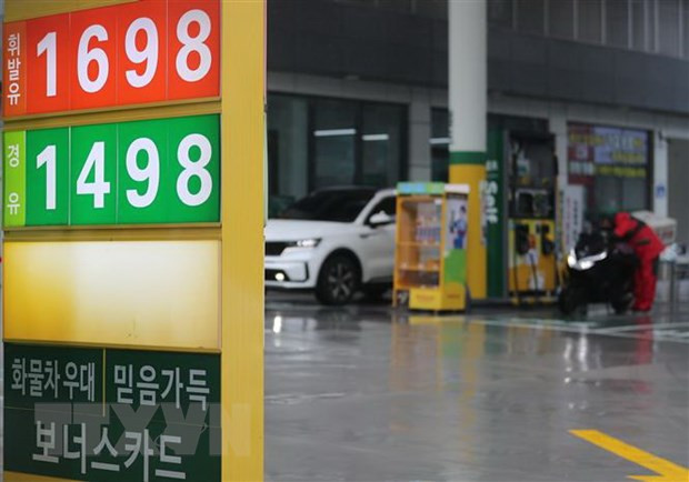 Giá xăng dầu được niêm yết tại một trạm xăng ở Seoul, Hàn Quốc. (Ảnh: Yonhap/TTXVN) Giá dầu châu Á chạm mức cao của sáu tuần phiên chiều 14/9 ảnh 1
