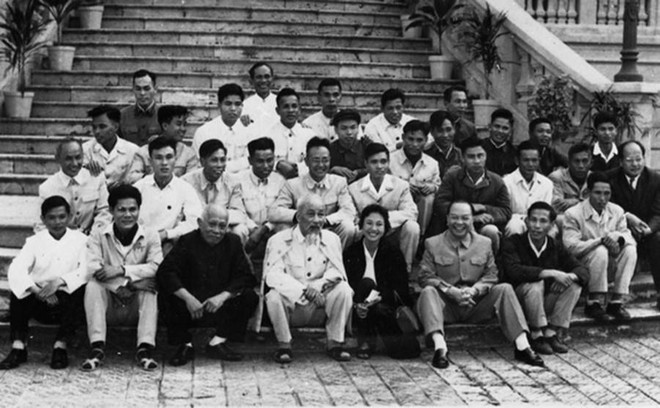 Chủ tịch Hồ Chí Minh, Phó Chủ tịch Tôn Đức Thắng, Chủ tịch Ủy ban Thường vụ Quốc hội Trường Chinh chụp ảnh lưu niệm với các phóng viên Thông tấn, báo chí phục vụ Đại hội Đảng toàn quốc lần thứ III (1960). Người ngồi giữa Bác Hồ và đồng chí Trường Chinh là nhà báo Huỳnh Ngọc Hường - phóng viên VNTTX. Người đeo kính ngồi sau Bác Hồ là nhà báo Lê Bá Thuyên - Phó Giám đốc VNTTX. (Ảnh: TTXVN) 76 năm TTXVN: Anh hùng trong chiến đấu và trong lao động ảnh 1