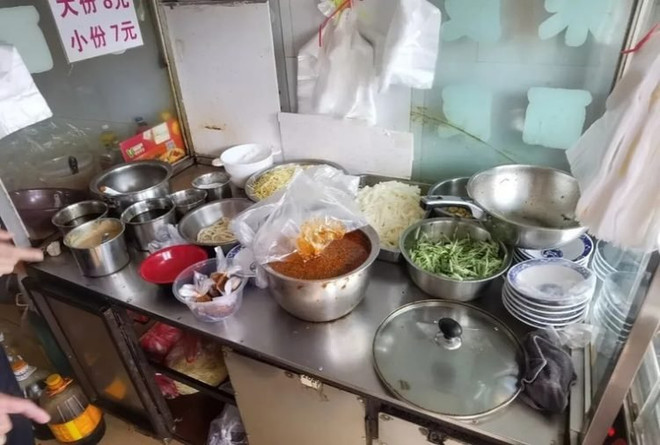 Chủ quán ăn thừa nhận trộn mỳ ớt với bột vỏ anh túc để gây nghiện cho khách hàng. (Nguồn: odditycentral.com) Trung Quốc: Sốc với cửa hàng trộn thuốc phiện vào đồ ăn cho thực khách ảnh 1