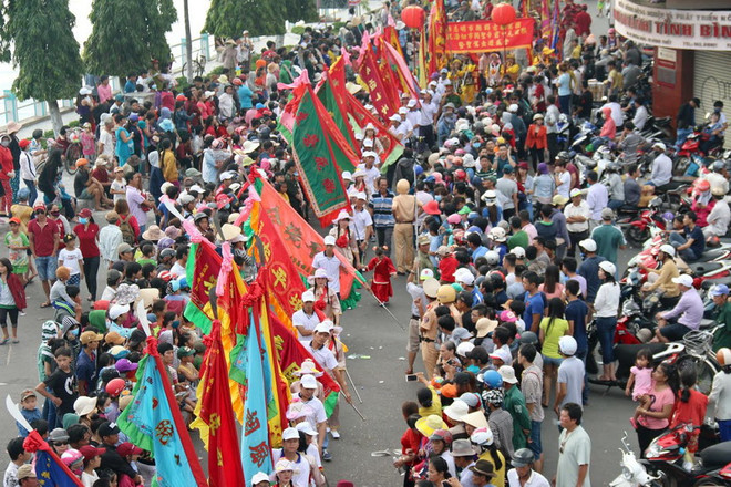 [Photo] Hàng nghìn người nô nức chào đón lễ “Nghinh Ông xuất du” ảnh 7