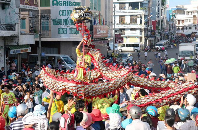 [Photo] Hàng nghìn người nô nức chào đón lễ “Nghinh Ông xuất du” ảnh 2