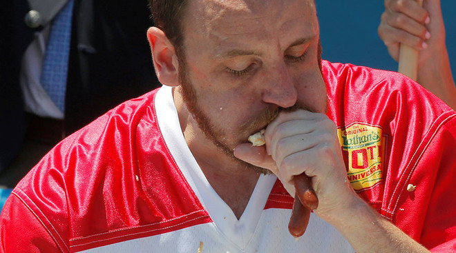 Nhà vô địch cuộc thi ăn hotdog phá vỡ kỷ lục của chính mình ảnh 1