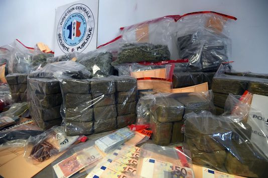 Thu giữ hơn 7 tấn cần sa trong khu phố giàu có của Paris ảnh 1