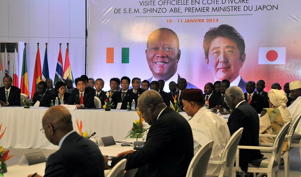 Chính sách "Abenomics" sẽ chi phối lớn đến kinh tế toàn cầu năm 2014. Ngay dịp đầu năm mới, thủ tướng Nhật Shinzo Abe đã đi thăm một loạt nước châu Phi để thúc đẩy kinh tế (Nguồn: TTXVN) Kinh tế toàn cầu trong năm 2014: Mây đen sẽ tan dần ảnh 1