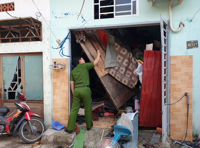 Lực lượng chức năng khám nghiệm hiện trường xảy ra vụ nổ. (Ảnh: TTXVN phát) Bình Dương: Điều tra vụ nổ tại nhà dân làm một người nguy kịch ảnh 1