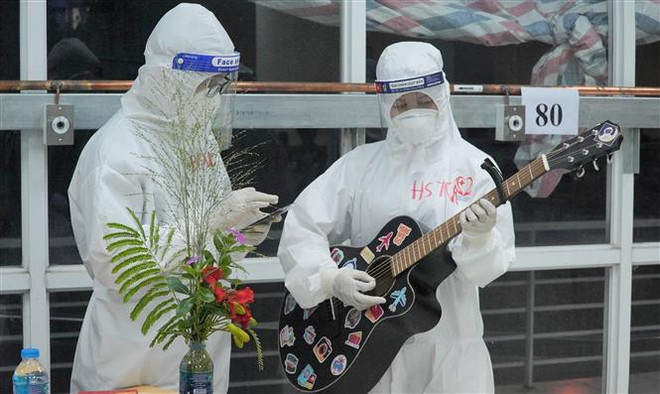 Một tiết mục "cây nhà lá vườn" của nhân viên y tế Bệnh viện Dã chiến thu dung và điều trị số 1 Thành phố Hồ Chí Minh. (Ảnh: HDCD/TTXVN phát) Mang Tết Trung Thu đến với bệnh nhân COVID-19 và trẻ em khó khăn ảnh 1