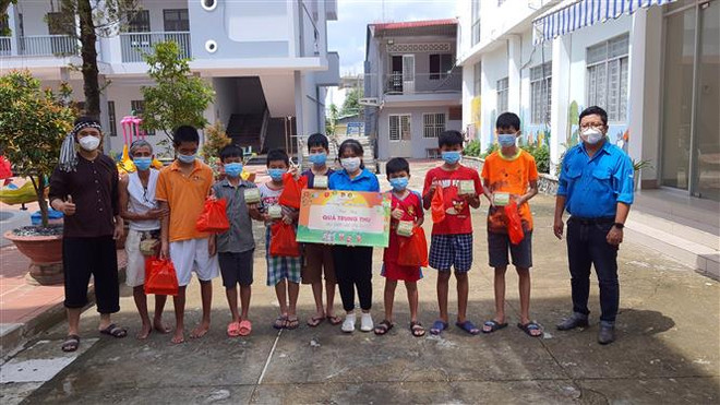 Trao quà Trung Thu cho các em thiếu nhi tại Trung tâm Bảo trợ xã hội thành phố Cần Thơ. (Ảnh: Trung Kiên/TTXVN) Mang Tết Trung Thu đến với bệnh nhân COVID-19 và trẻ em khó khăn ảnh 2