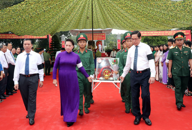 Chủ tịch Quốc hội Nguyễn Thị Kim Ngân dự Lễ truy điệu và an táng hài cốt các liệt sỹ được quy tập trên địa bàn tỉnh Tây Ninh và các liệt sỹ quân tình nguyện Việt Nam hy sinh trong các thời kỳ chiến tranh ở Campuchia giai đoạn XVIII. (Ảnh: Trọng Đức/TTXVN) Chủ tịch Quốc hội dự Lễ an táng hài cốt liệt sỹ tại Tây Ninh ảnh 1